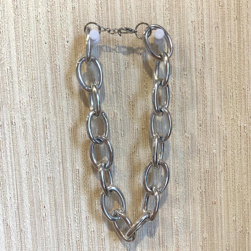 pretty, silver large clasped chain necklace! 🤍